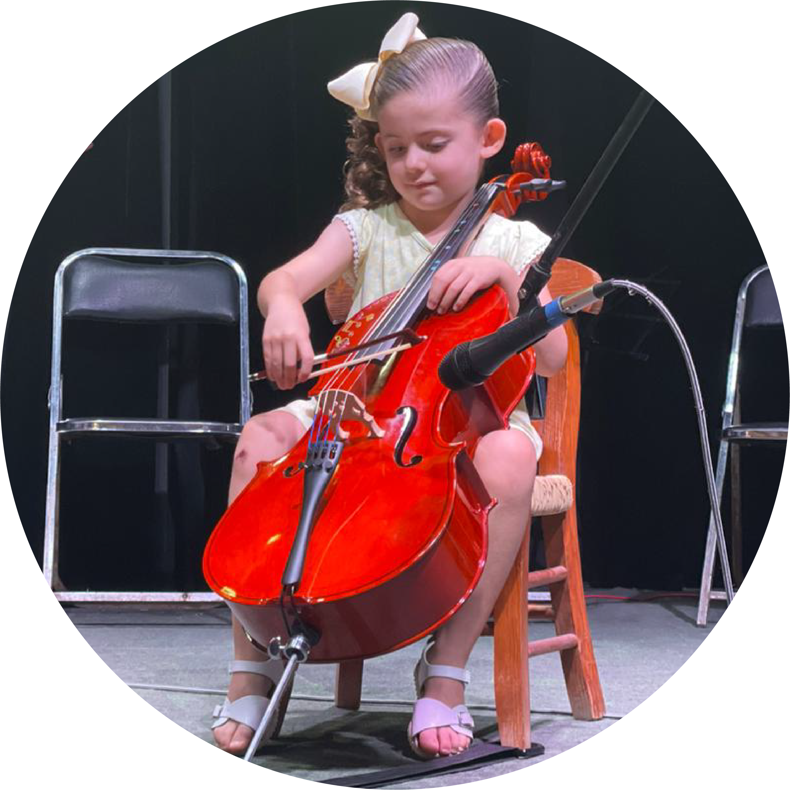 imagen de alumna con Chelo