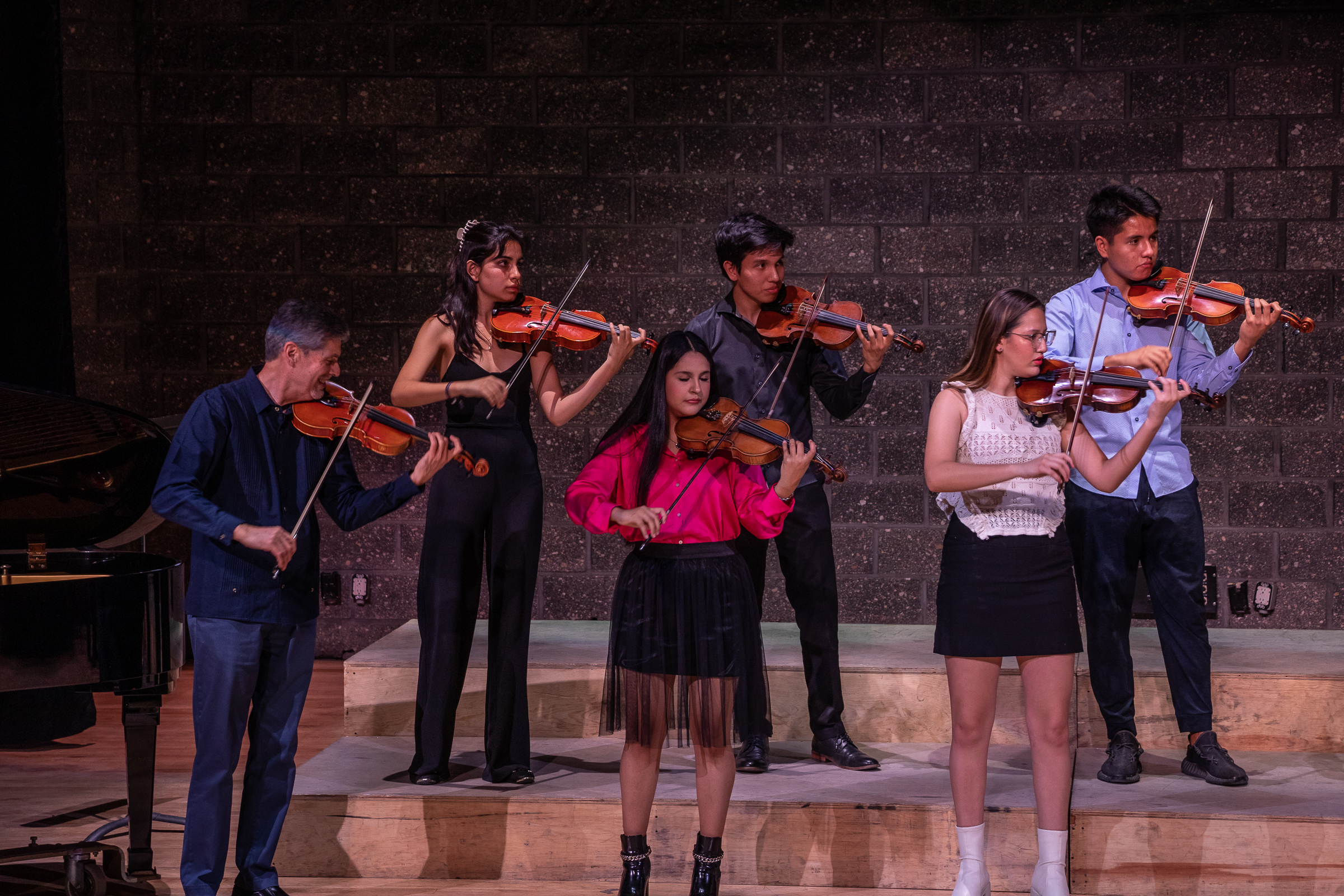 foto de niños tocando el violin en un auditorio de guadalajara