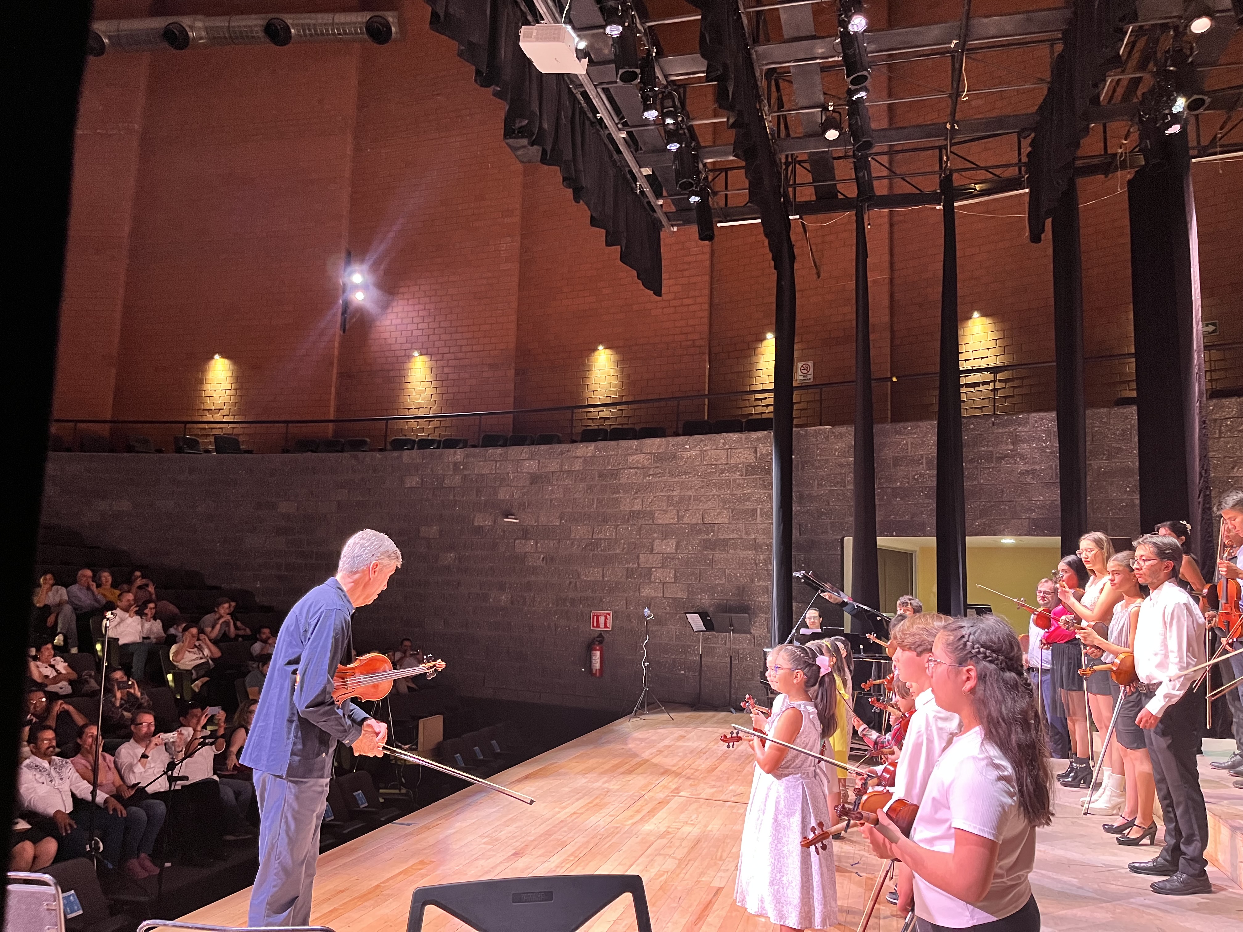 Foto de niños tocando el violin en ensamble