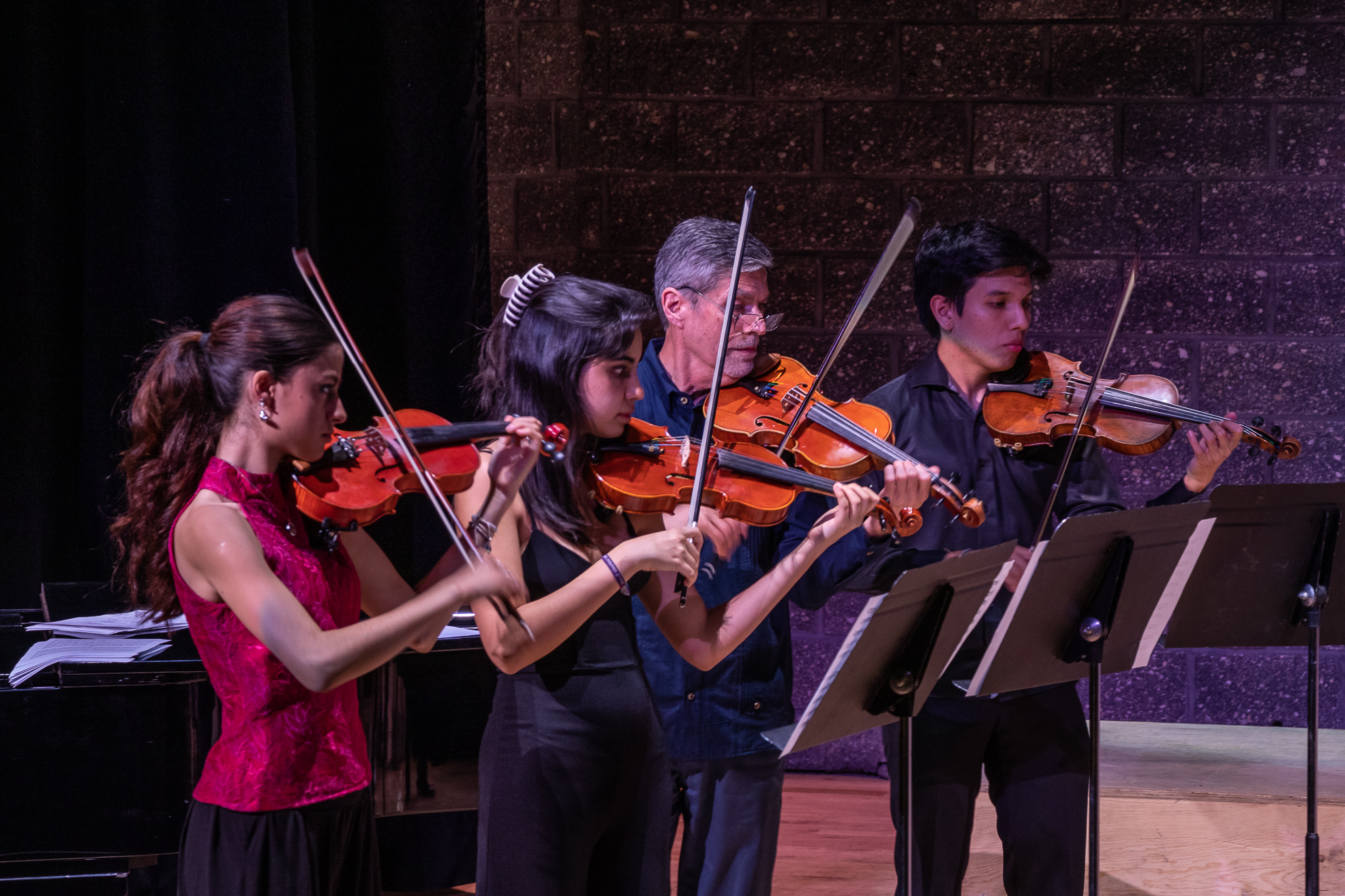 Foto de niños tocando el violin en ensamble