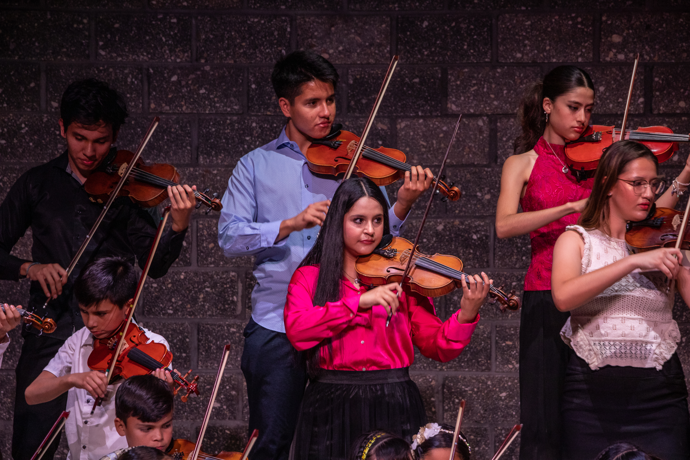Foto de niños tocando el violin en ensamble