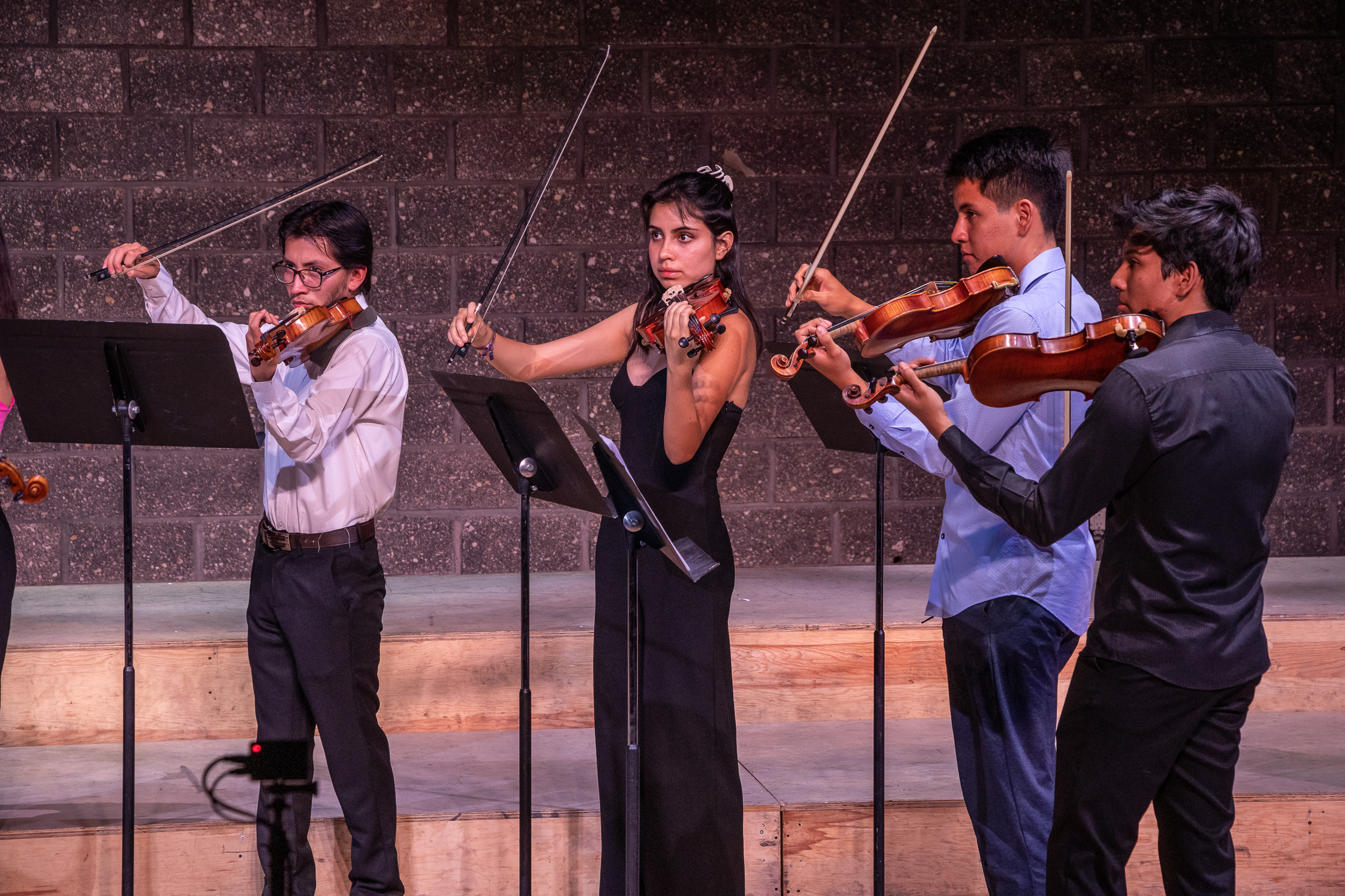 Foto de niños tocando el violin en ensamble