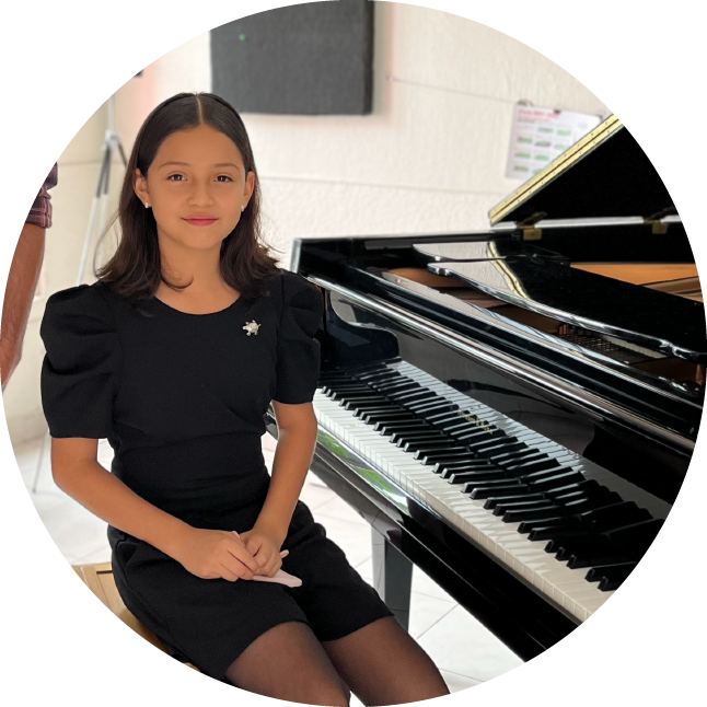 Imagen de niño tocando el piano