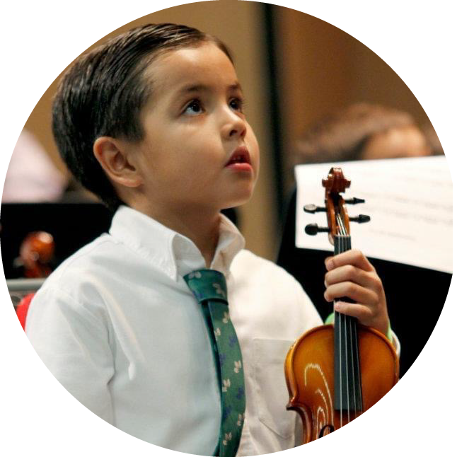 Imagen de niño tocando el piano